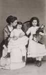 Lina Sand et ses deux filles